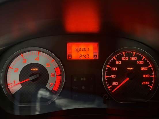 RENAULT-SANDERO-2010