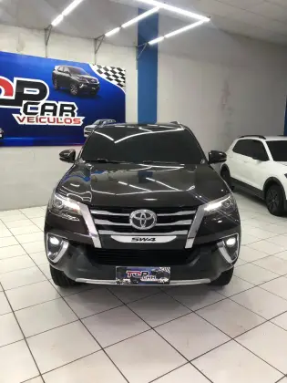 TOYOTA HILUX 2.8 D-4D TURBO DIESEL CD SRX 4X4 AUTOMÁTICO