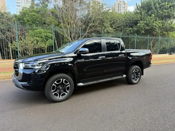 TOYOTA HILUX 2.8 D-4D TURBO DIESEL CD SRX 4X4 AUTOMÁTICO