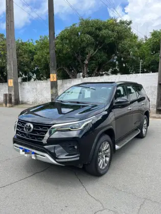 TOYOTA HILUX SW4 2.8 D-4D TURBO DIESEL SRX 7L 4X4 AUTOMÁTICO TOYOTA HILUX SW4 2.8 D-4D TURBO DIESEL SRX 7L 4X4 AUTOMÁTICO