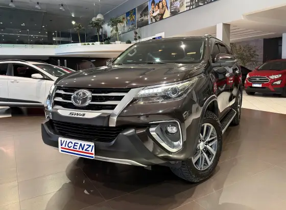 TOYOTA HILUX SW4 2.8 SRX 4X4 7 LUGARES 16V TURBO INTERCOOLER DIESEL 4P AUTOMÁTICO