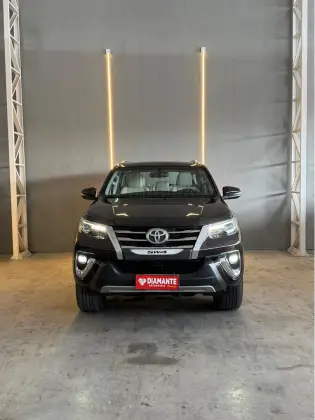 TOYOTA HILUX SW4 2.8 SRX DIAMOND 4X4 7 LUGARES 16V TURBO INTERCOOLER DIESEL 4P AUTOMÁTICO
