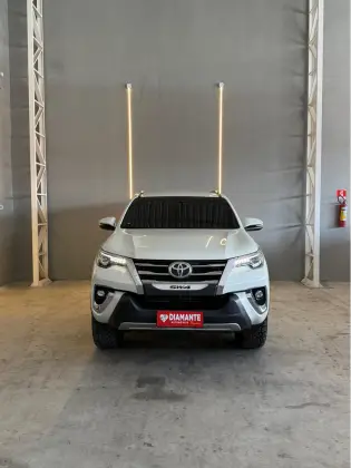 TOYOTA HILUX SW4 2.8 SRX DIAMOND 4X4 7 LUGARES 16V TURBO INTERCOOLER DIESEL 4P AUTOMÁTICO