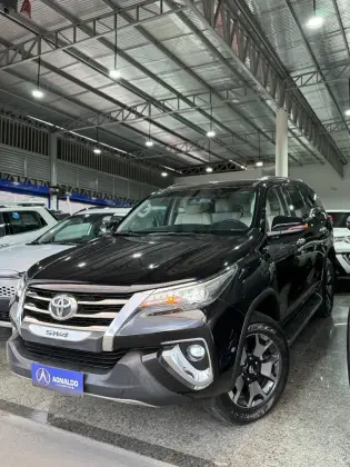 TOYOTA HILUX SW4 2.8 SRX DIAMOND 4X4 7 LUGARES 16V TURBO INTERCOOLER DIESEL 4P AUTOMÁTICO