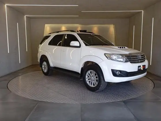 TOYOTA HILUX SW4 3.0 SRV 4X4 7 LUGARES 16V TURBO INTERCOOLER DIESEL 4P AUTOMÁTICO TOYOTA HILUX SW4 3.0 SRV 4X4 7 LUGARES 16V TURBO INTERCOOLER DIESEL 4P AUTOMÁTICO