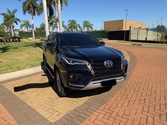 TOYOTA HILUX SW4 2.8 D-4D TURBO DIESEL SRX 4X4 AUTOMÁTICO