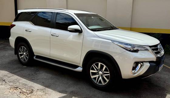 TOYOTA HILUX SW4 2.8 SRX 4X4 16V TURBO INTERCOOLER DIESEL 4P AUTOMÁTICO