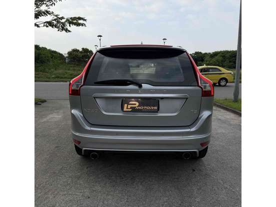 VOLVO-XC60-2.0 T6 R DESIGN TURBO GASOLINA 4P AUTOMÁTICO VOLVO-XC60-2015