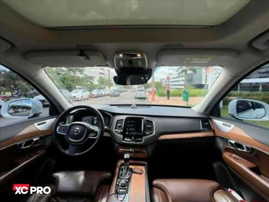VOLVO-XC90-2017