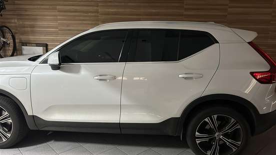 VOLVO-XC40-2021