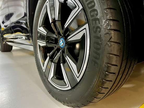 BMW-iX3-2024