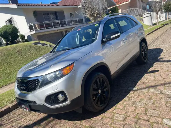 KIA SORENTO 2.4 EX2 4X2 16V GASOLINA 4P 7 LUGARES AUTOMÁTICO KIA SORENTO 2.4 EX2 4X2 16V GASOLINA 4P 7 LUGARES AUTOMÁTICO