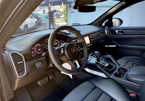 PORSCHE-CAYENNE-2020