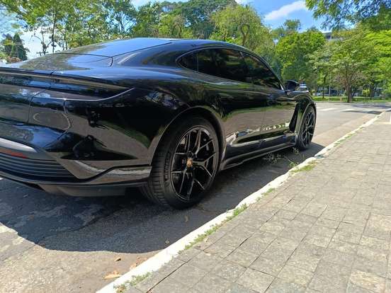 PORSCHE-TAYCAN-2020