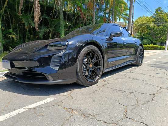 PORSCHE-TAYCAN-2020