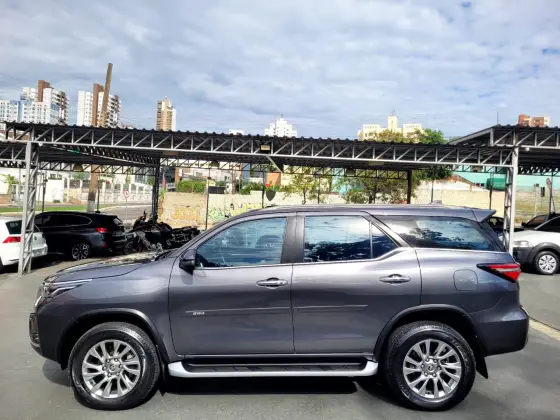 TOYOTA HILUX SW4 2.8 D-4D TURBO DIESEL SRX 7L 4X4 AUTOMÁTICO
