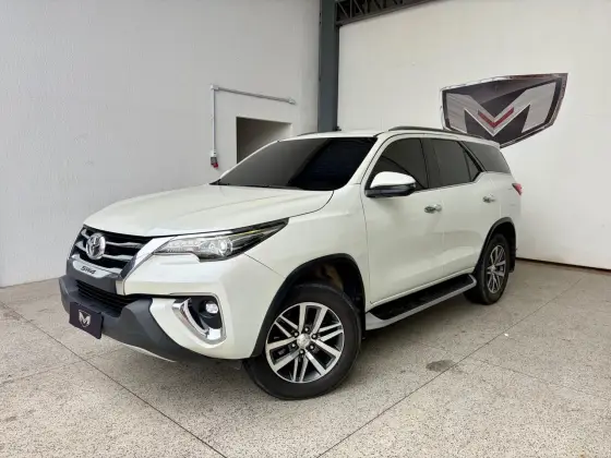 TOYOTA HILUX SW4 2.8 SRX 4X4 7 LUGARES 16V TURBO INTERCOOLER DIESEL 4P AUTOMÁTICO