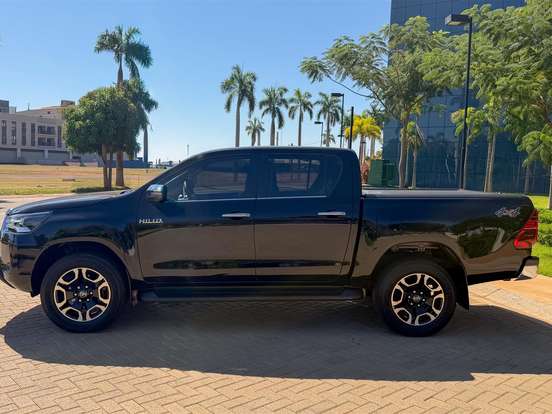 TOYOTA-HILUX-2.8 D-4D TURBO DIESEL CD SRX LIMITED 4X4 AUTOMÁTICO TOYOTA-HILUX-2023
