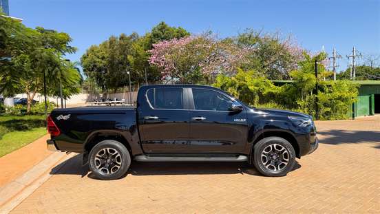 TOYOTA-HILUX-2.8 D-4D TURBO DIESEL CD SRX LIMITED 4X4 AUTOMÁTICO TOYOTA-HILUX-2023