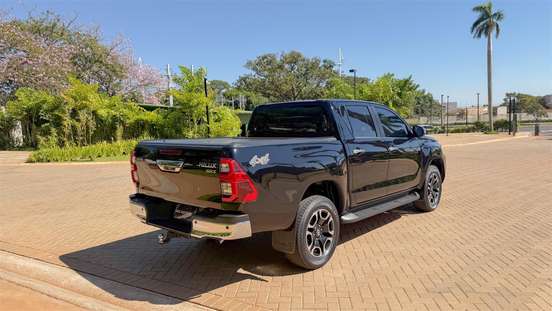 TOYOTA-HILUX-2023
