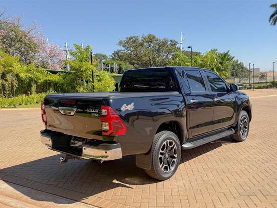 TOYOTA-HILUX-2.8 D-4D TURBO DIESEL CD SRX LIMITED 4X4 AUTOMÁTICO TOYOTA-HILUX-2023