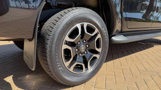 TOYOTA-HILUX-2.8 D-4D TURBO DIESEL CD SRX LIMITED 4X4 AUTOMÁTICO TOYOTA-HILUX-2023