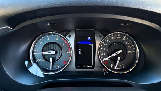 TOYOTA-HILUX-2023