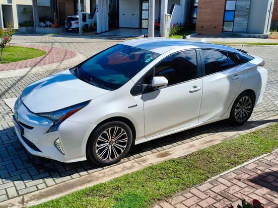 TOYOTA-PRIUS-2017