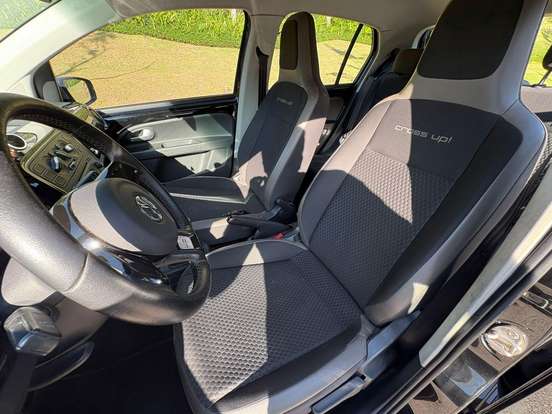 VOLKSWAGEN-CROSS UP-2015