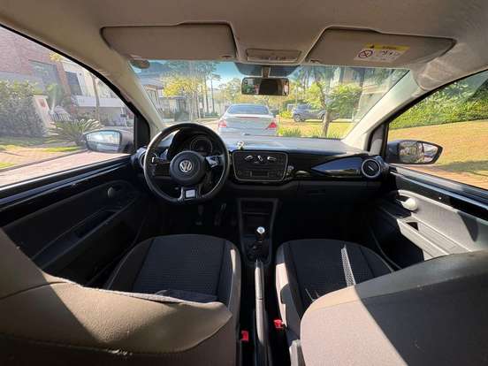 VOLKSWAGEN-CROSS UP-2015