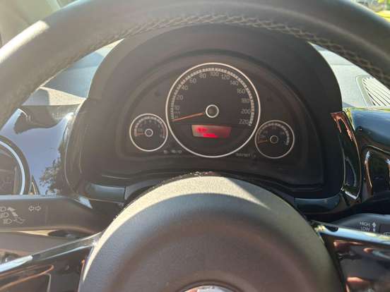VOLKSWAGEN-CROSS UP-2015