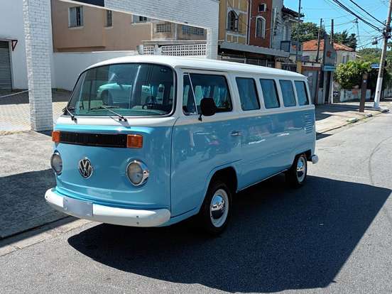 VOLKSWAGEN-KOMBI-1982