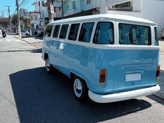 VOLKSWAGEN-KOMBI-1982