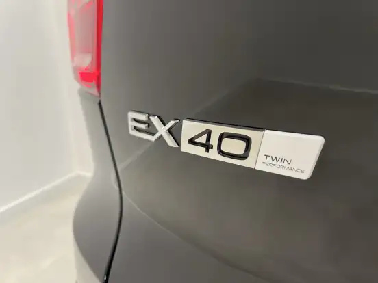 VOLVO-EX40-2025