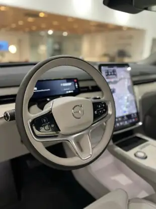 VOLVO-EX90-2025