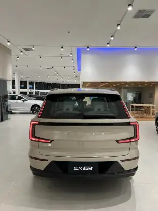 VOLVO-EX90-2025