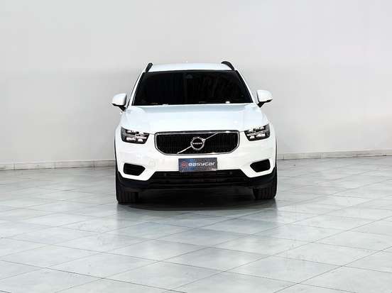 VOLVO-XC40-2018