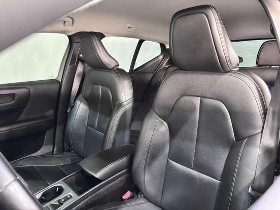VOLVO-XC40-2018