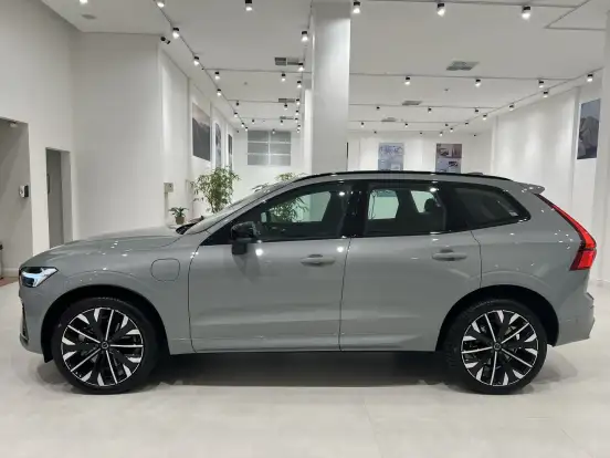 VOLVO-XC60-2025