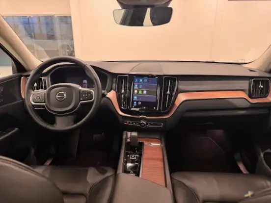 VOLVO-XC60-2024