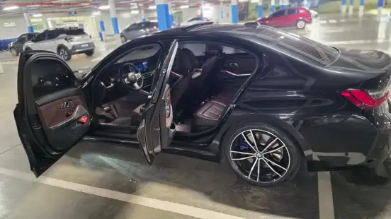 BMW-320i-2023