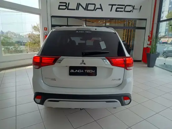 MITSUBISHI-OUTLANDER-2021