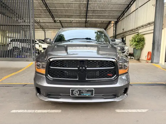 RAM CLASSIC 5.7 V8 GASOLINA LARAMIE NIGHT EDITION CD 4X4 AUTOMÁTICO