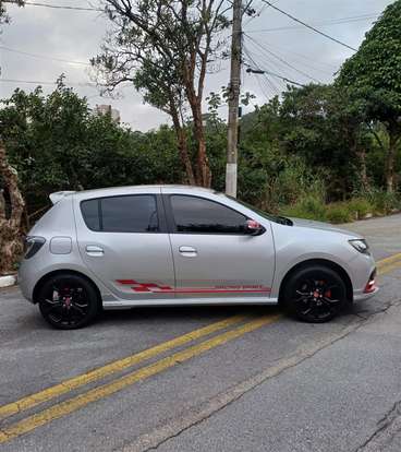 RENAULT-SANDERO-2017