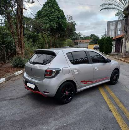 RENAULT-SANDERO-2017