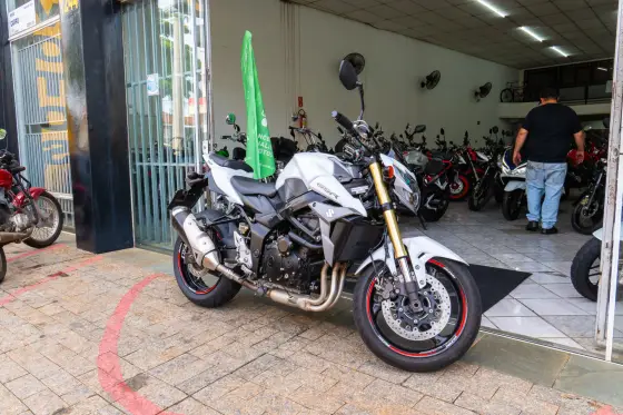 SUZUKI GSR 750 