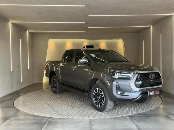 TOYOTA HILUX 2.8 D-4D TURBO DIESEL CD SRX 4X4 AUTOMÁTICO