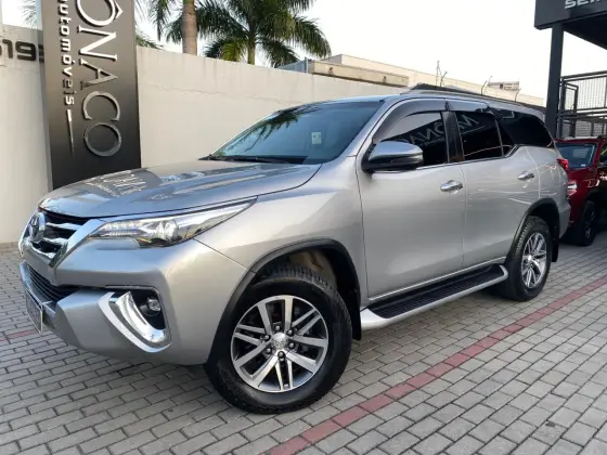 TOYOTA HILUX SW4 2.8 SRX 4X4 7 LUGARES 16V TURBO INTERCOOLER DIESEL 4P AUTOMÁTICO