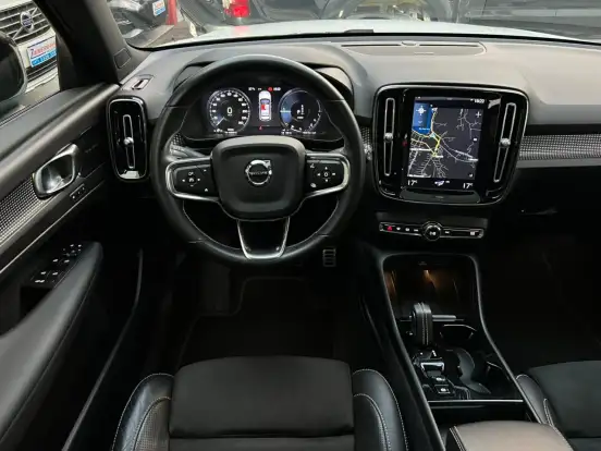VOLVO-XC40-2020