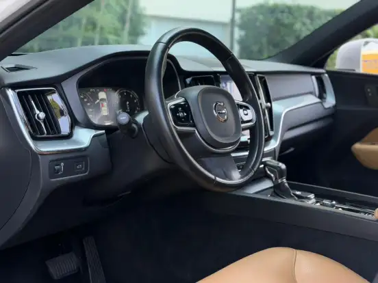 VOLVO-XC60-2.0 T5 GASOLINA MOMENTUM AWD GEARTRONIC VOLVO-XC60-2019